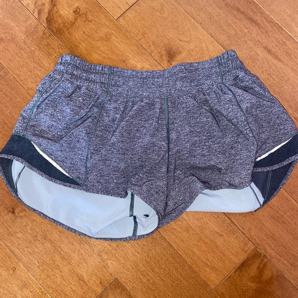 Lululemon Hotty Hot High Rised Short - 2.5” - Size 8🏃‍♀️🤗